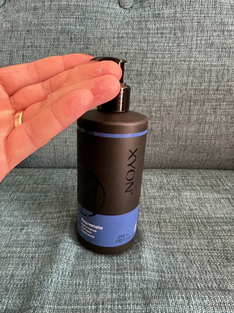 applying Xyon shampoo